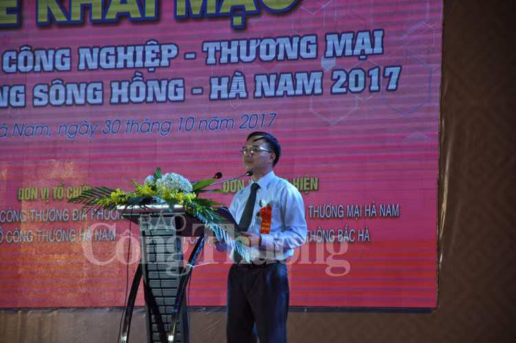 越南工贸部地方工业局代表在开幕式发表讲话。（图片来源：http://baocongthuong.com.vn）