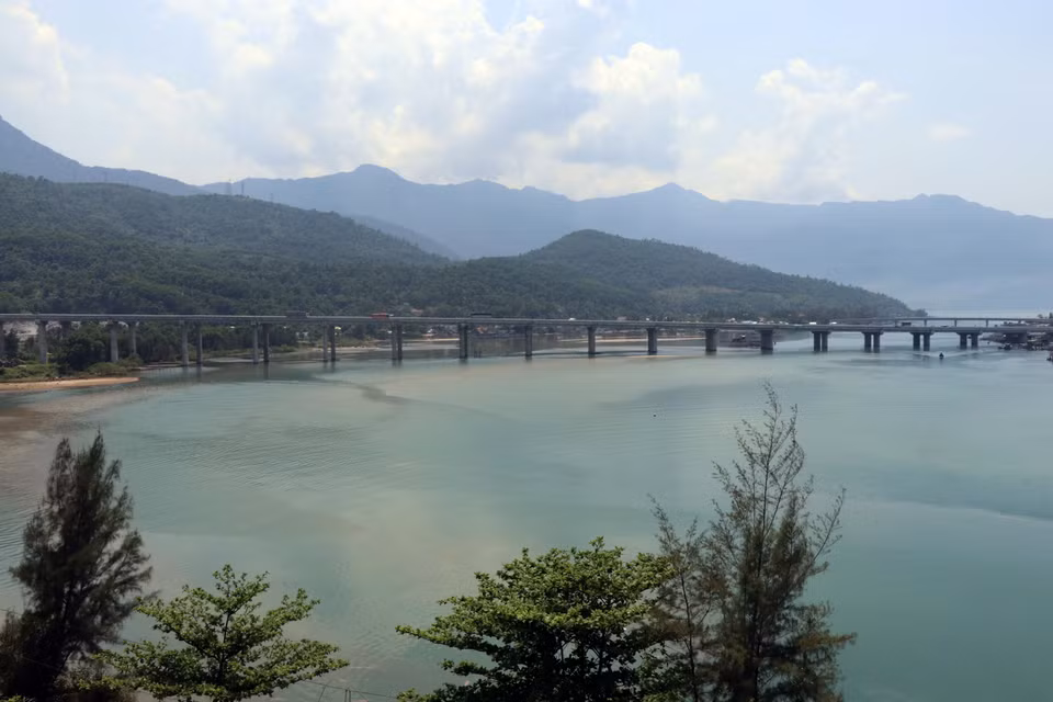 陵姑湾是原始的海湾，白色沙滩、清澈透底的海水以及丰富多样的生态系统使陵姑湾成为承天顺化省著名的旅游景点。图自越通社
