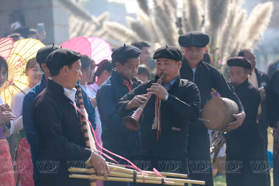 北部山区居民通过歌声增添活动的热闹气氛。图自 越通社/越南画报