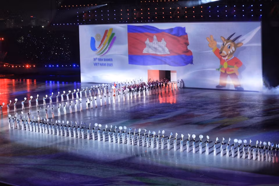 现场观众热烈欢迎柬埔寨体育代表团。图自越通社