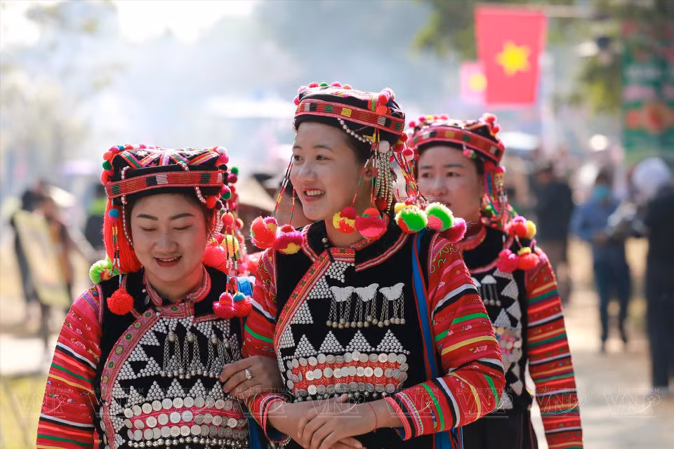 在北部山区集市不难看到山区居民五颜六色的传统服装。图中是奠边省少数民族同胞的传统服装。图自 越通社/越南画报