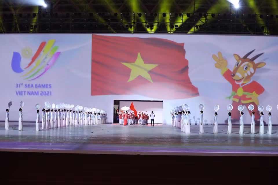 越南代表团受到现场观众的热烈欢迎。图自越通社