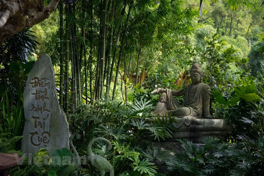 地藏飞来寺庙于10世纪建设的。该寺庙的砖瓦带有占族风格的建筑。地藏飞来寺还以其周围的美丽风景吸引了游客的注目。图自 越通社