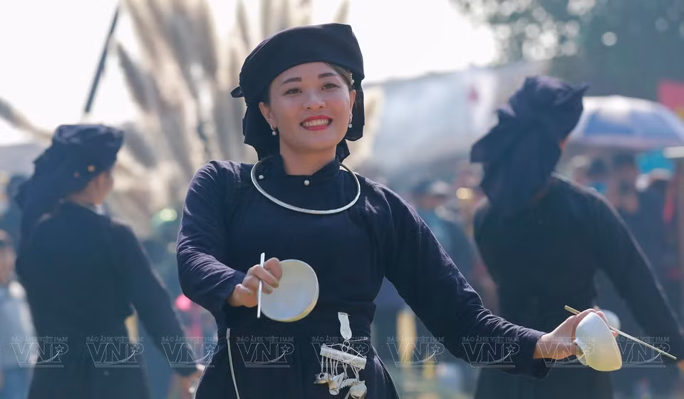 岱族同胞在北部山区集市再现活动上展演碗舞精彩。图自 越通社/越南画报