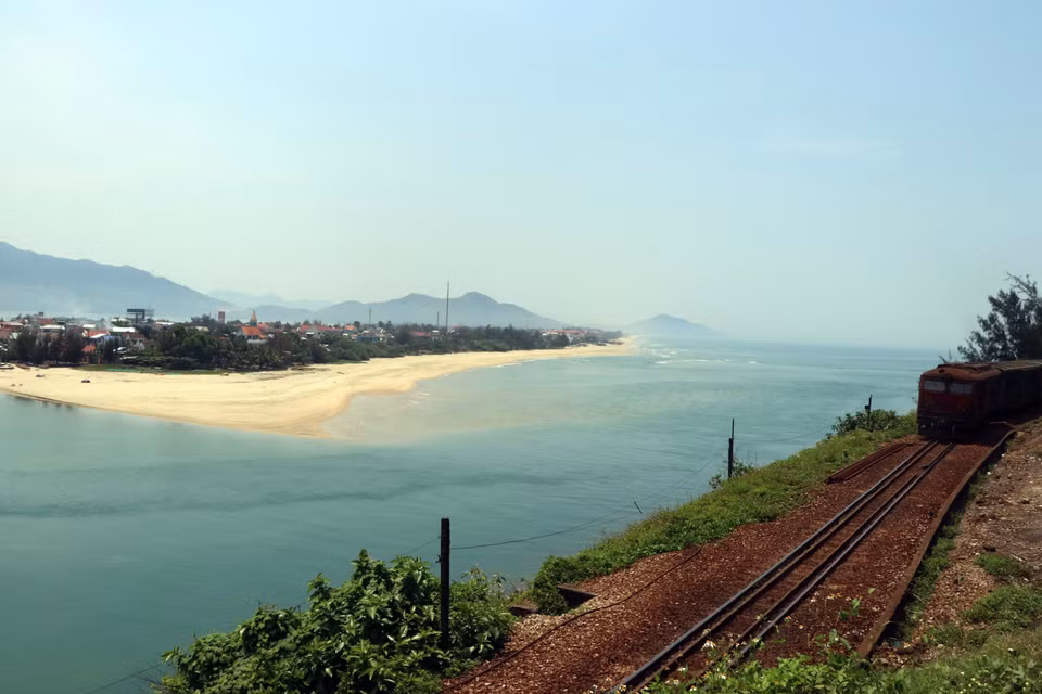 陵姑湾位于长山山脉往海的分支，南边是海云山坡，北边是富嘉山坡。图自越通社