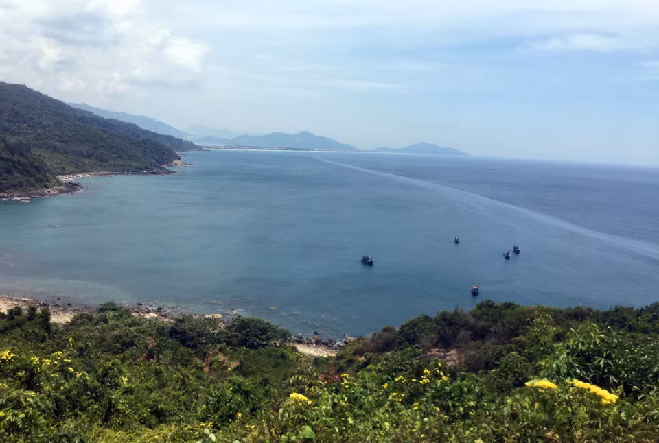 渔民在陵姑湾海域进行海水产品捕捞作业。图自越通社