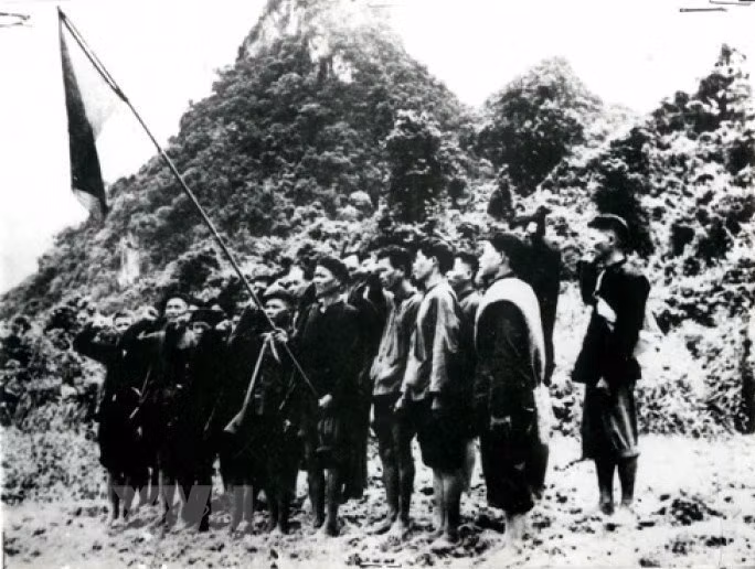 1945年5月15日越南宣传解放军与救国军合并成立越南解放军，成为八月革命革的骨干力量之一。图中：救国军在谅山省北山县训练。图自越通社