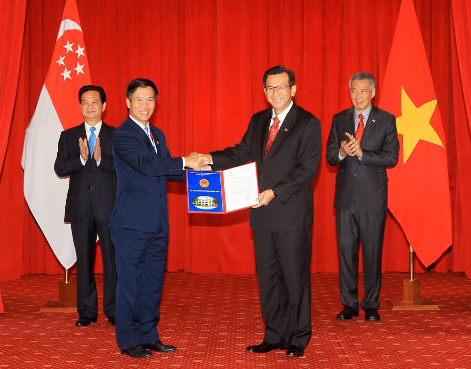 2013年5月31日，阮晋勇总理与新加坡总理李显龙见证 容橘热电项目投资许可证受证仪式。该项目由新加坡胜科集团投资兴建。越通社记者 德八 摄