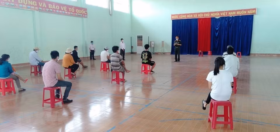 嘉莱省隔离区医务人员为接受医学观察人员宣传有关新冠肺炎疫情防控措施。越通社记者 红蝶 摄