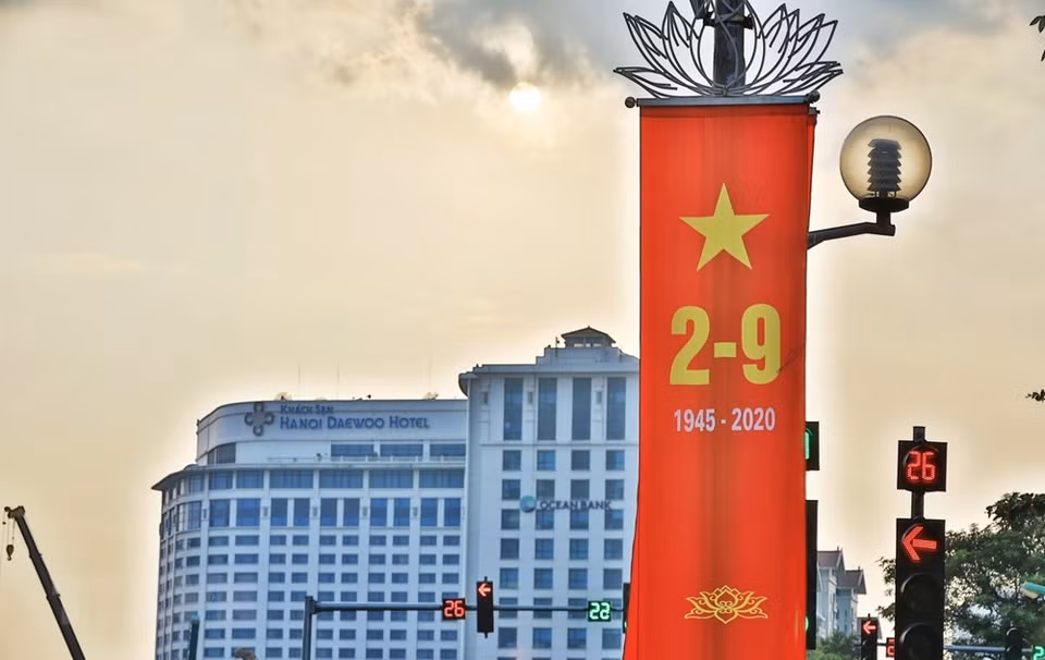 庆祝9•2国庆节的标语横幅为整个城市带来崭新面貌，迎接越南国庆75周年。越通社记者 成达 摄