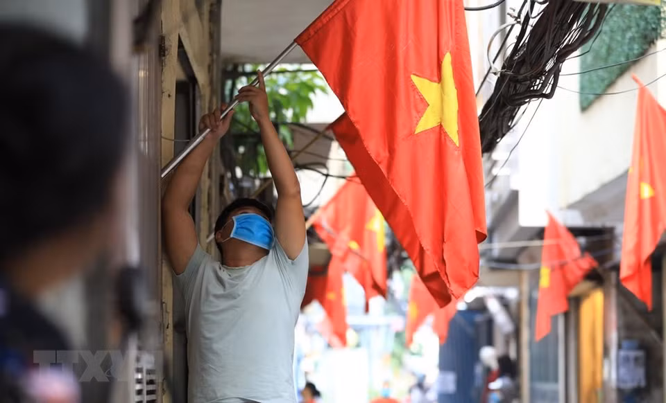 市中心居民纷纷挂起金星红旗迎国庆。越通社记者 成达 摄