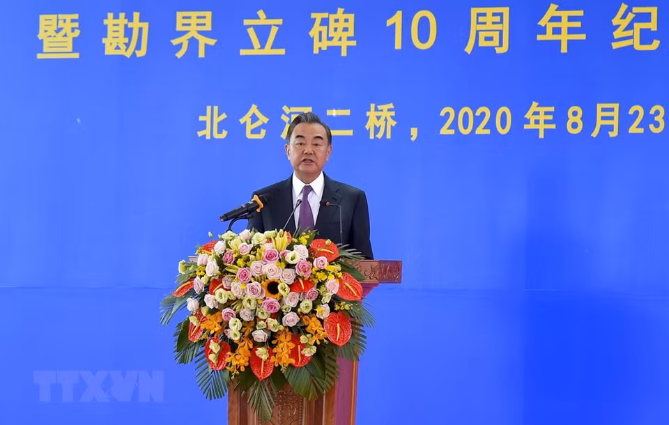 中国国务委员兼外交部长王毅在纪念典礼上发表讲话。图自 越通社