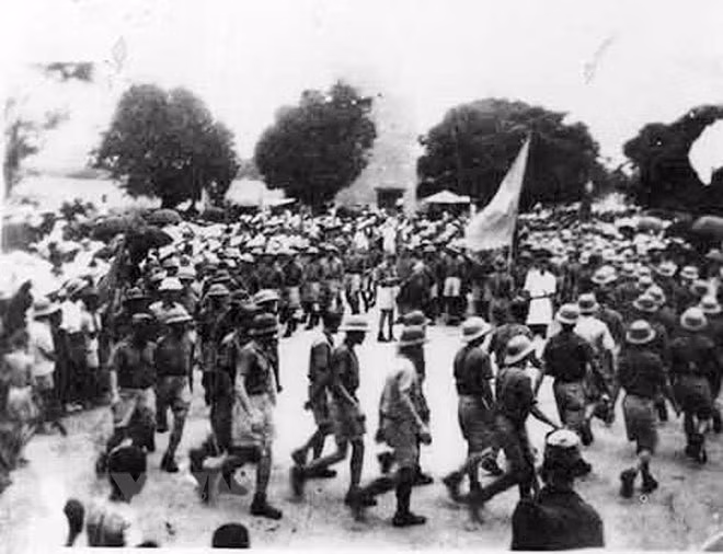 1945年8月14日-18日，八月革命在北部平原农村、中部地区、南部地区、北江、海阳、河静、会安、广南等市镇取得圆满成功。图自越通社