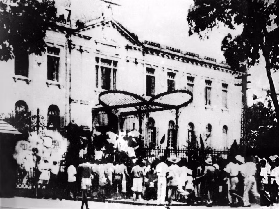 1945年8月19日，河内大剧院广场市民集会举行后，首都河内群众占领法国殖民政府在北部的首脑机关。图自越通社