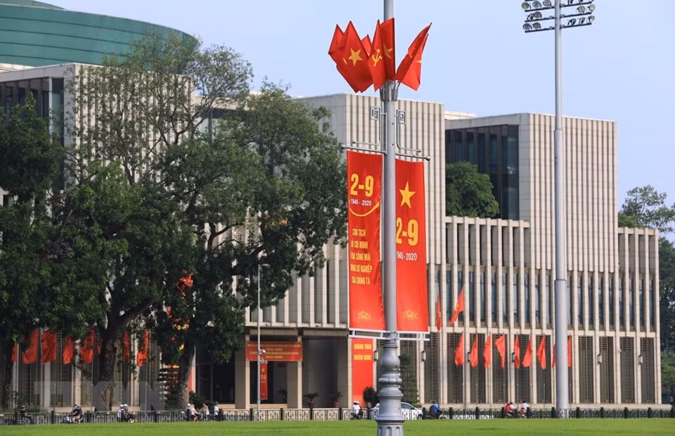 胡志明主席陵的周围街道悬挂着各种喜迎国庆的标语横幅。越通社记者 成达 摄