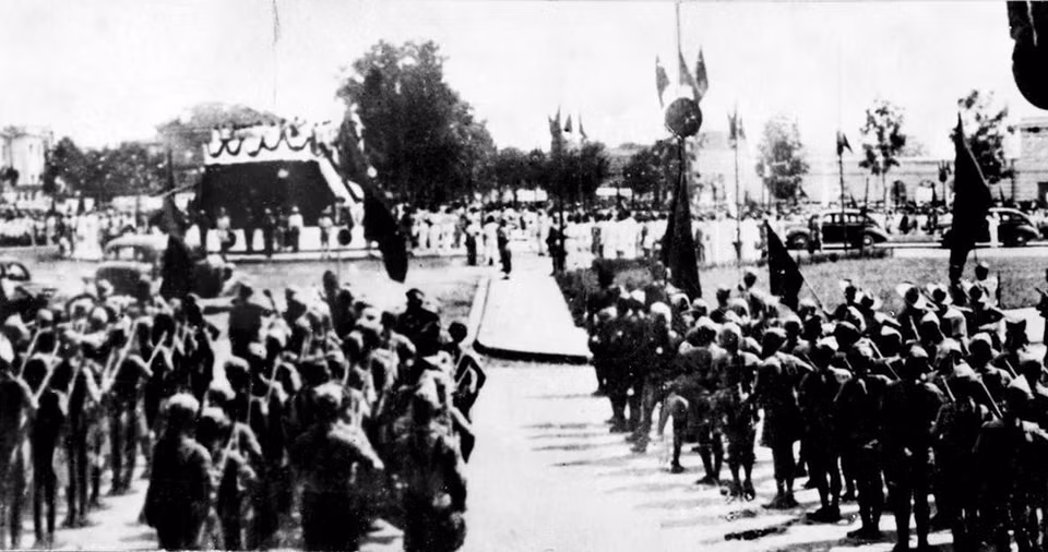 1945年9月2日，越南军民聚集在巴亭广场，倾听胡志明主席宣读《独立宣言》。图自越通社