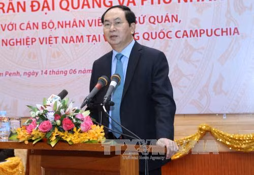  陈大光主席和夫人及越南高级代表团看望慰问越南驻柬埔寨大使馆工作人员，并与其进行亲切交谈。