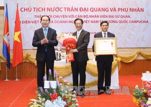  陈大光主席向越南驻柬埔寨大使馆授予二级劳动勋章。