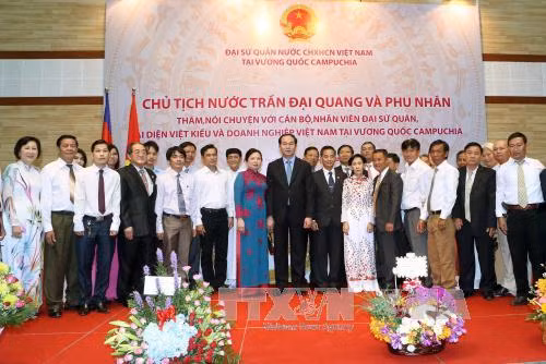  陈大光主席和夫人及越南高级代表团看望慰问越南驻柬埔寨大使馆工作人员，并与其进行亲切交谈。