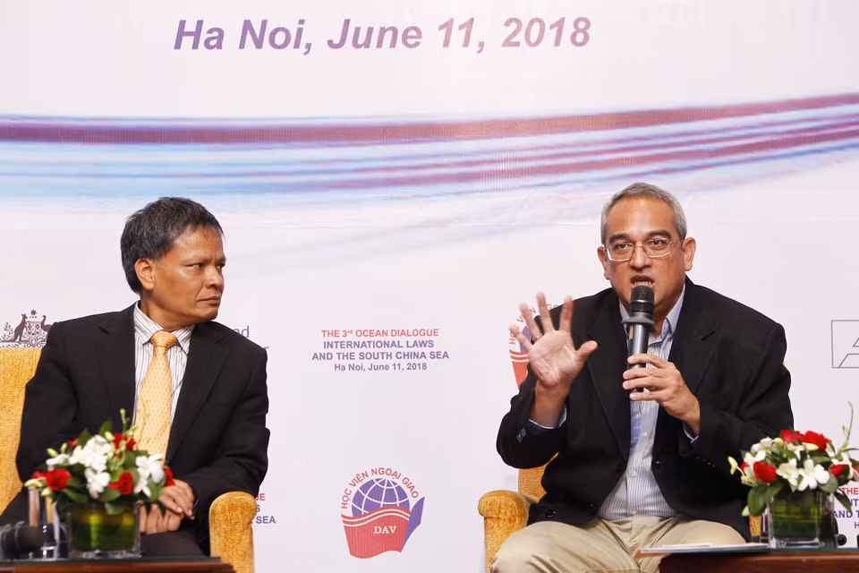 菲律宾大学国际关系系Herman J. Kraft （右）发表讲话。越通社记者 林庆 摄