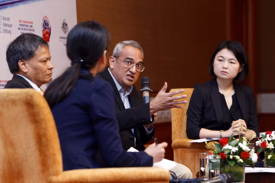 菲律宾大学国际关系系Herman J. Kraft （右）发表讲话。越通社记者 林庆 摄