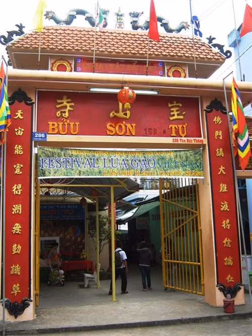 粘土寺（Đất Sét）于200年前建成，是越南独一无二的建筑物。其别名为宝山寺。粘土寺坐落在朔庄市孙德胜路。（图片来源：vnexpress.net）