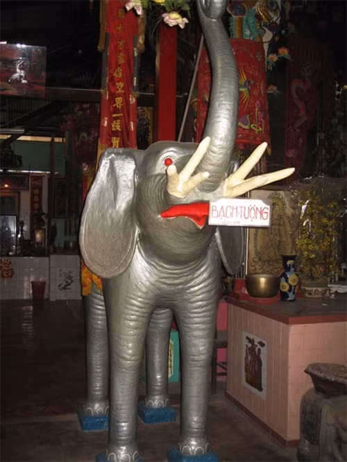  粘土寺拥有1901尊佛像和动物、宝塔及香炉等200尊像。这是该座寺的独特之处（图片来源：vnexpress.net）