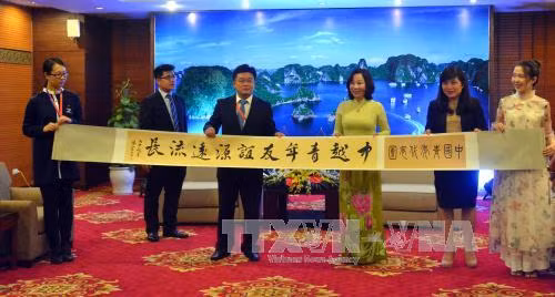 中国青年代表向广宁省领导赠送纪念礼物（图片来源：越通社）