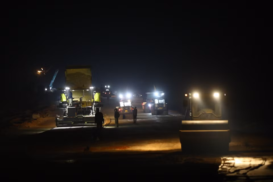 施工队伍夜以继日抢时间赶进度，力争将全长63公里的梅山高速公路-第45号国道项目于2023年4月投入运营。图自越通社