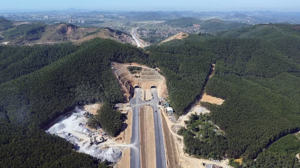 北南高速公路宜山-演洲路段上的双洞结构隧道——长荣隧道全长450 米。图自越通社
