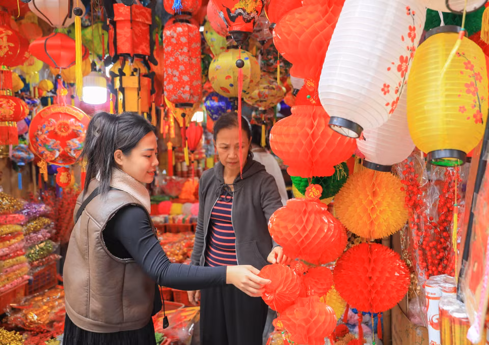 红色是行马街的一家灯笼店铺的主色。图自越通社