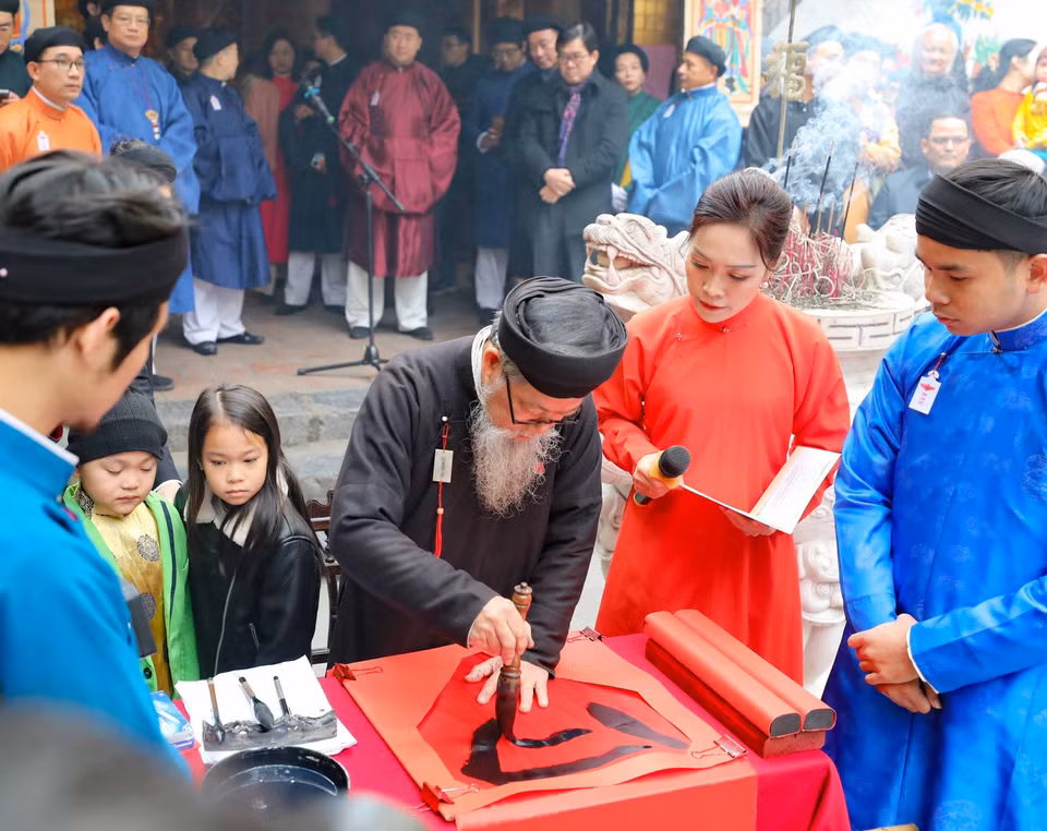 书写书法是参加“越南春节——2024街头之春”活动的游客值得体验的活动。图自 越通社