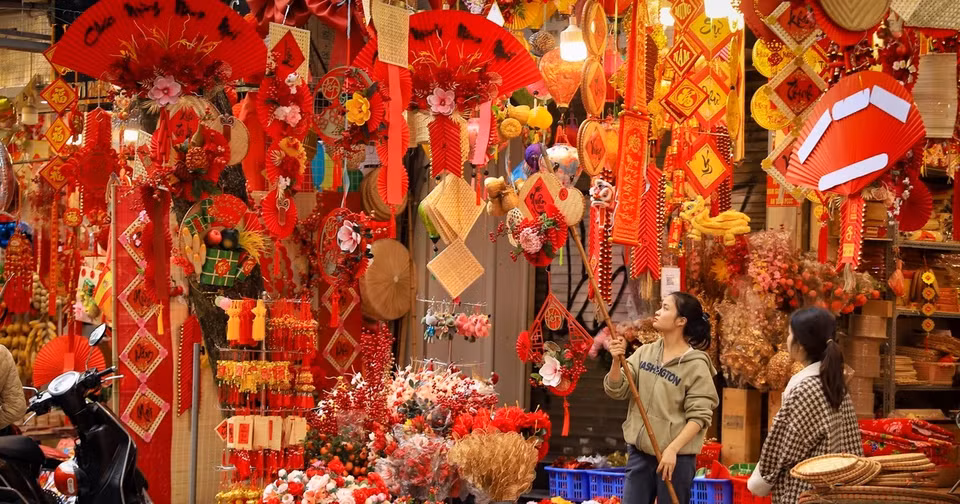 行马街摆满各种春节装饰品，为新春佳节增添一股温馨的气氛。图自越通社
