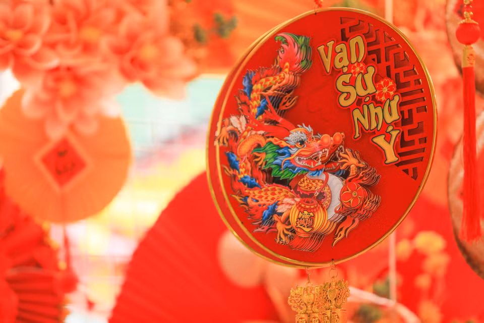 2024甲辰龙年春节装饰品——“万事如意”新年墙贴。图自越通社
