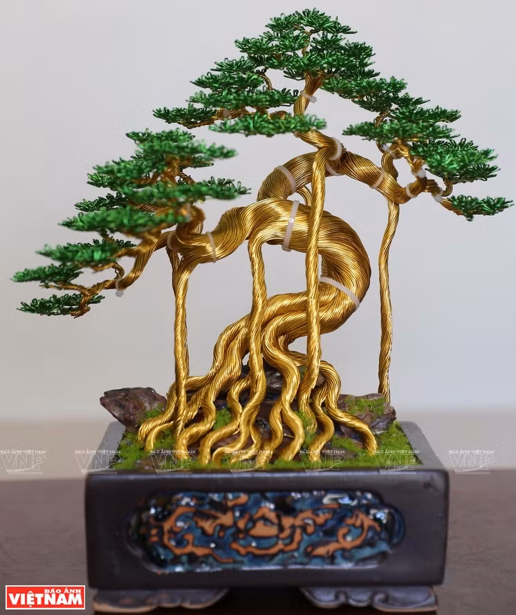 铜线盆栽作品非常耐看，因此可以当做礼品或室内装饰品。图自越通社