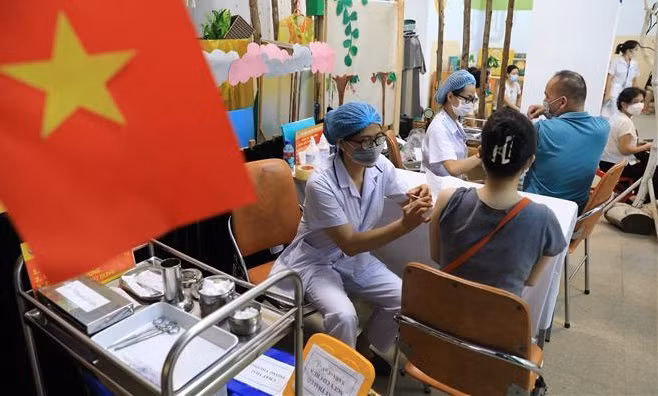 为了确保全市市民身体健康，河内市已开展有史以来规模最大的接种计划。图自越通社