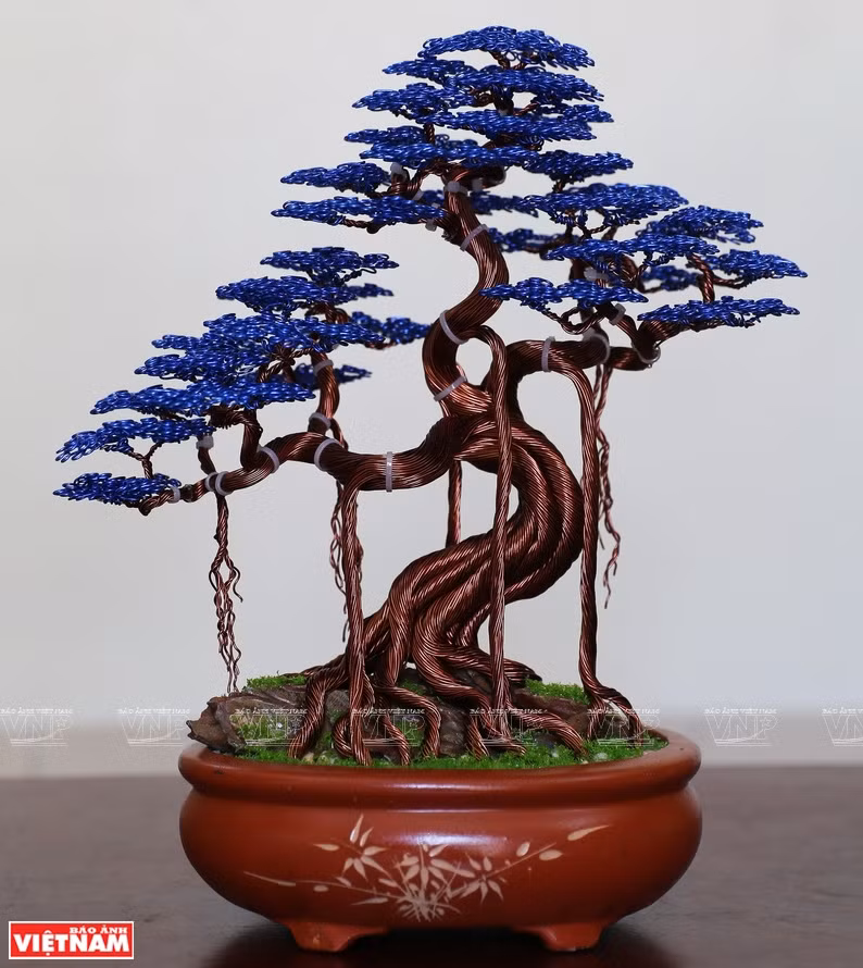范文营的铜线盆栽作品。图自越通社