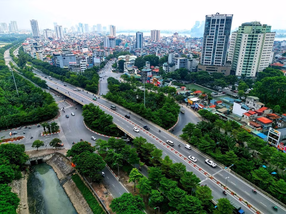 沿着苏历河的高空2号环路绿树成荫。图自 越通社