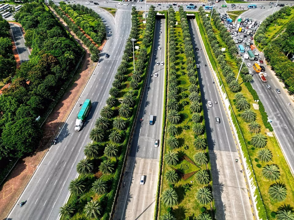 首都河内各条道路种满绿树。图自 越通社