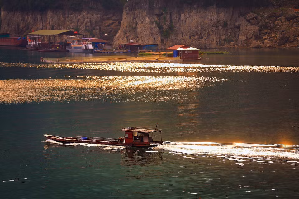 和平湖秋日午后的宁静景象，金色的阳光在湖面上闪闪发光。图自越通社