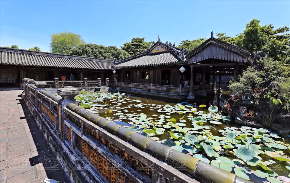长偸榭位于延寿宫东边，是按照顺化传统房屋的风格设计的。图自越南画报