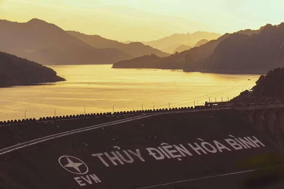 和平湖面上秋天夕阳下的雄伟山景。图自越通社