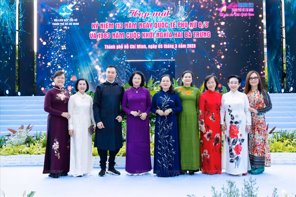 胡志明市旅游局同胡志明市妇女联合会配合举行的“我爱越南奥黛”游行活动值此3·8国际妇女节113周年之际举行。图自越南画报