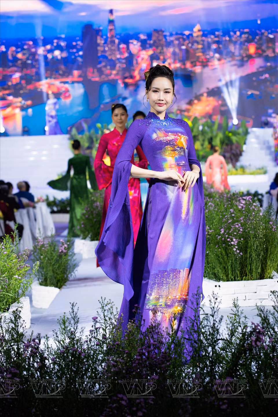 “远东之玉”奥黛系列的设计。图自越南画报