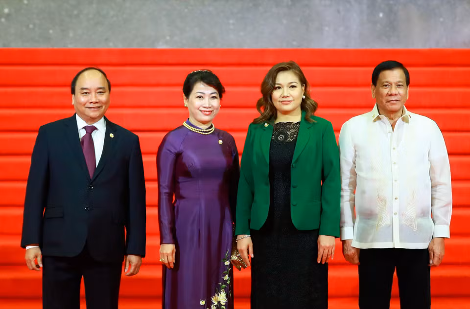 菲律宾总统杜特尔特迎接阮春福和夫人。（图片来源：越通社）