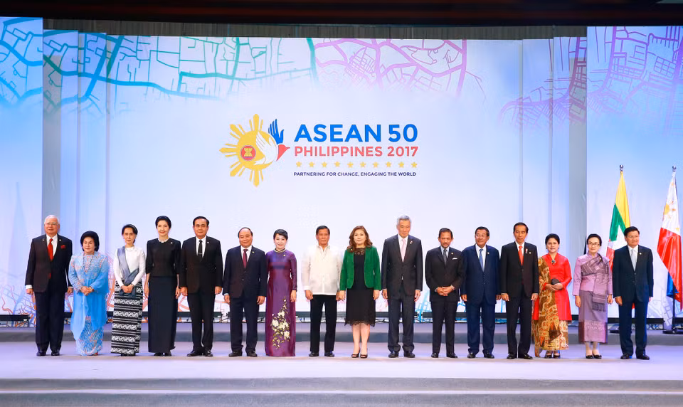 阮春福与夫人和东盟各国领导合影。（图片来源：越通社）