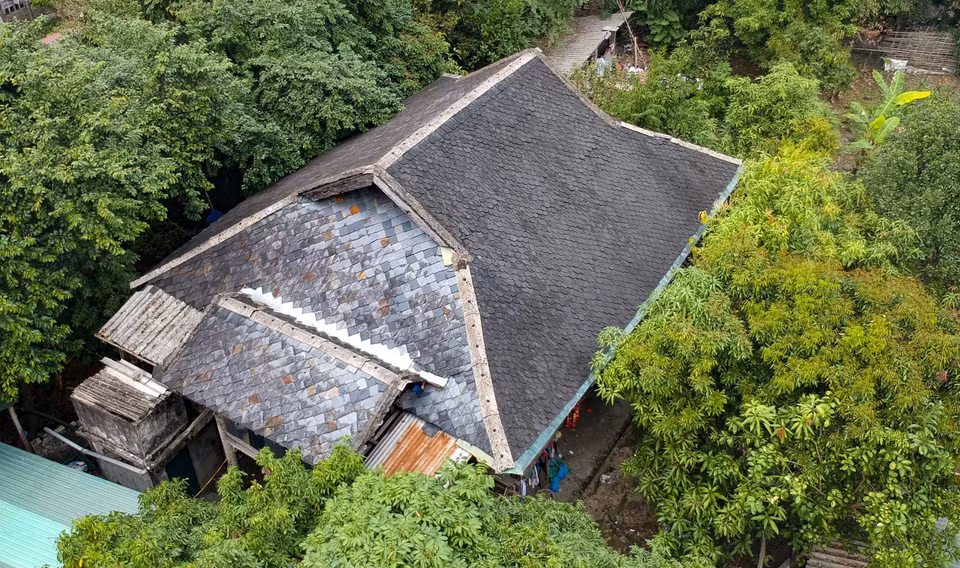 采用五颜六色石头制成的屋顶，形成了一道美丽的风景线。图自 越通社