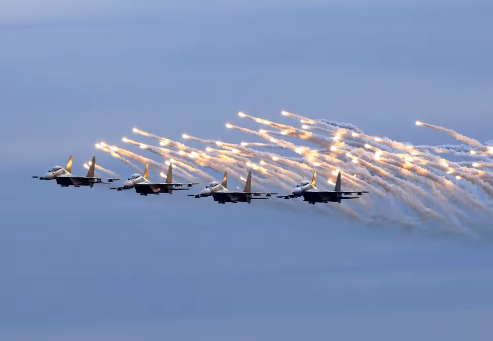 越南空军Su-30MK2战机参加发射干扰弹诱骗导弹演示。图自越通社