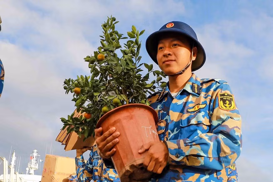 船只承载陆地上人民的感情、信任、简单礼品和春天气息送到长沙群岛上干部、战士和居民。图自 越通社