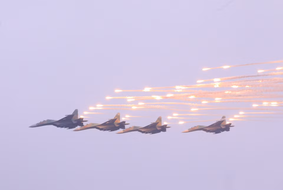 Su–30战斗机进行飞行表演。图自 越通社